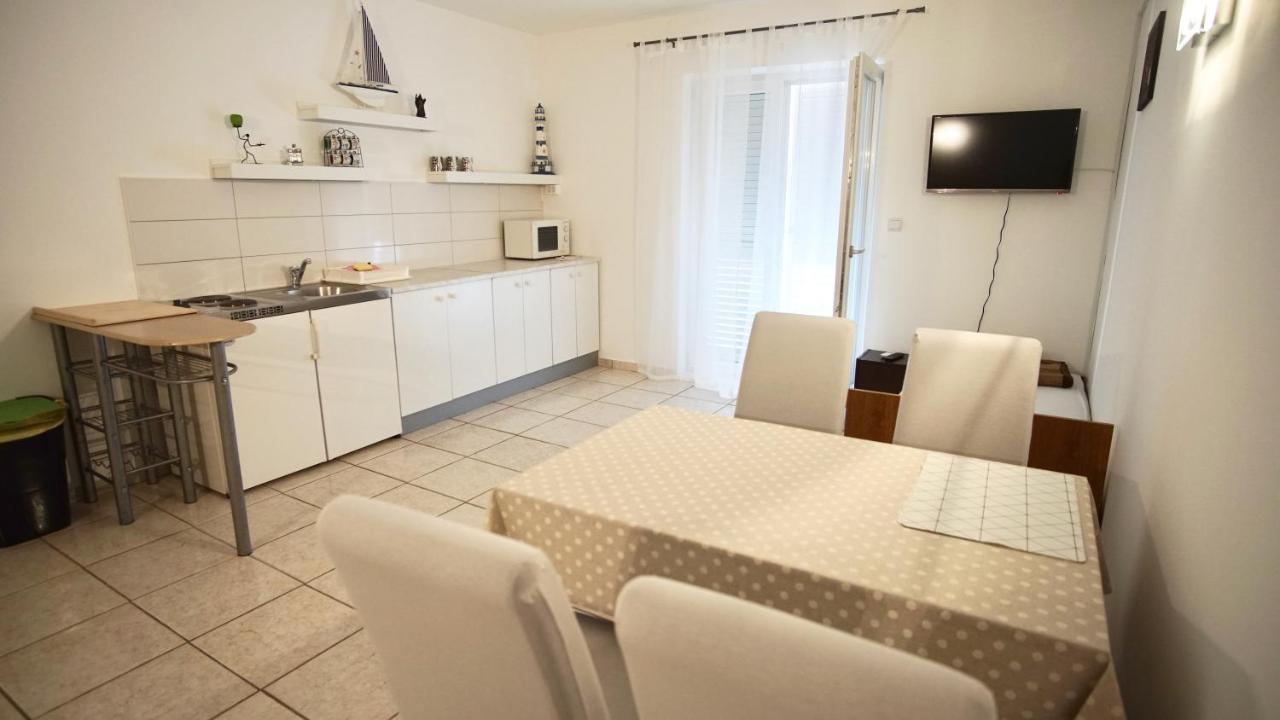 Apartments Victoria Trogir Bagian luar foto