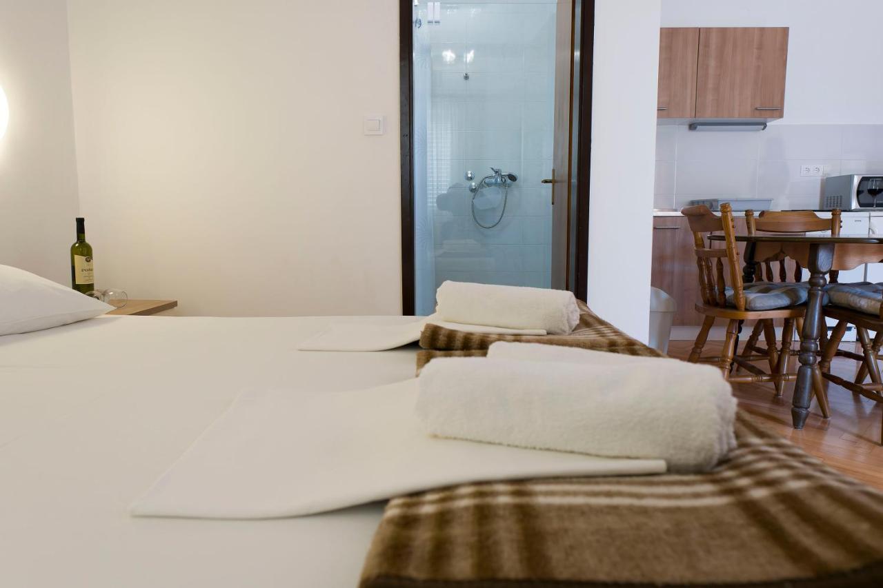 Apartments Victoria Trogir Bagian luar foto