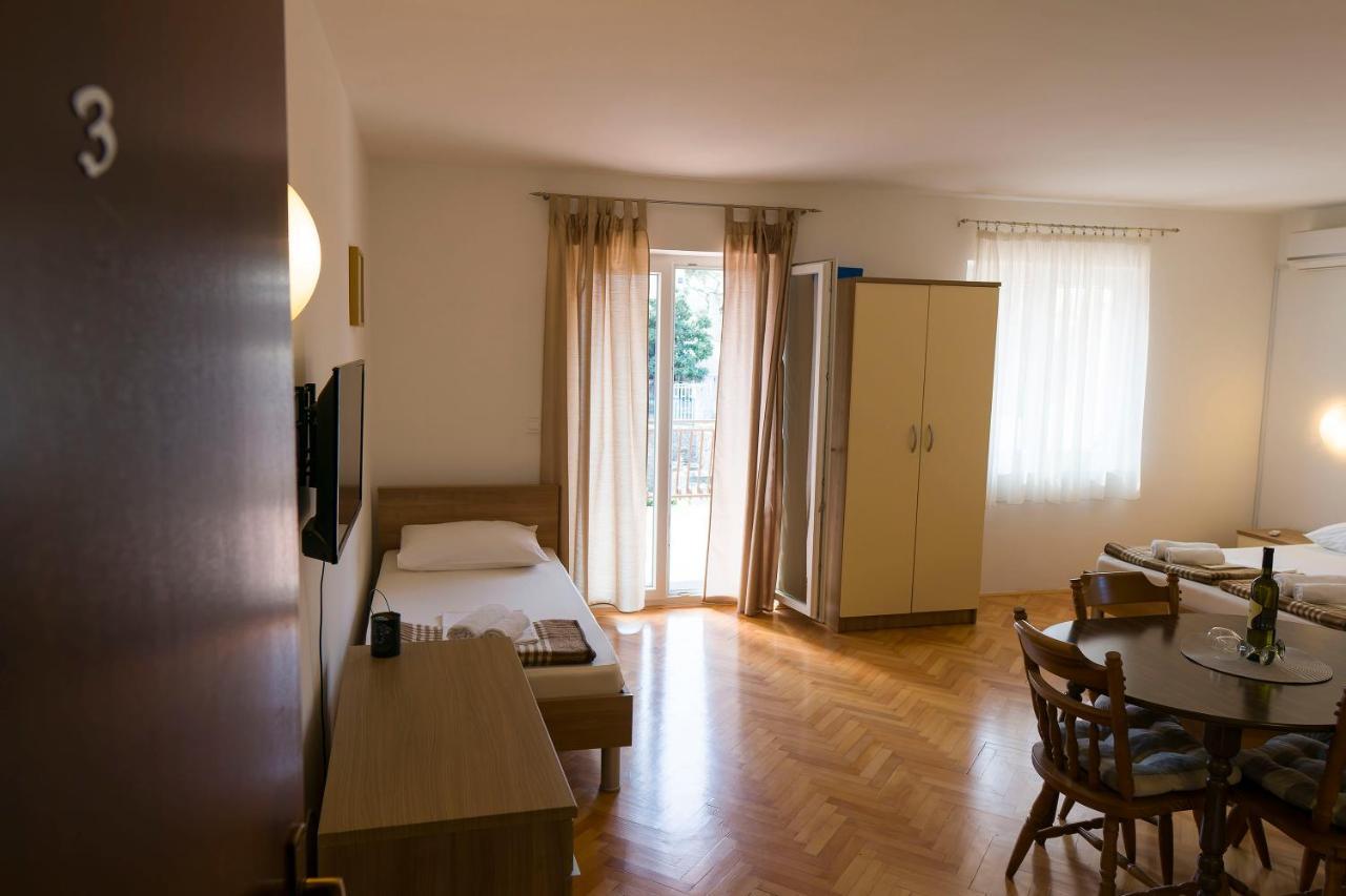 Apartments Victoria Trogir Bagian luar foto