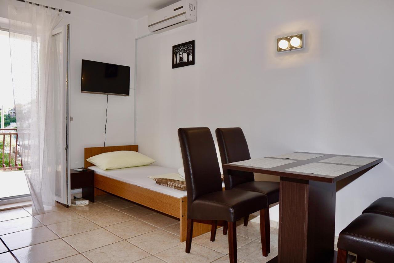 Apartments Victoria Trogir Bagian luar foto