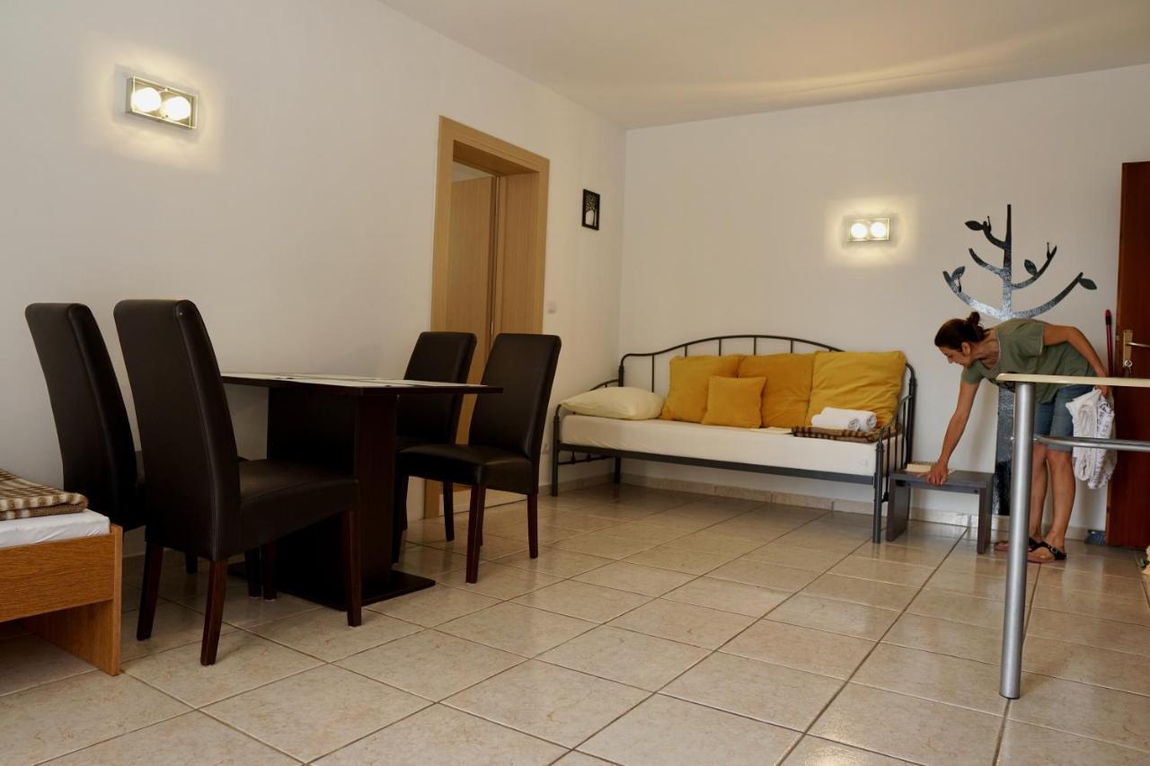 Apartments Victoria Trogir Bagian luar foto