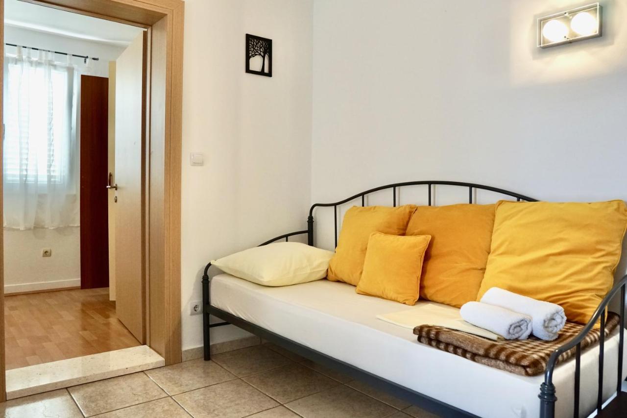 Apartments Victoria Trogir Bagian luar foto