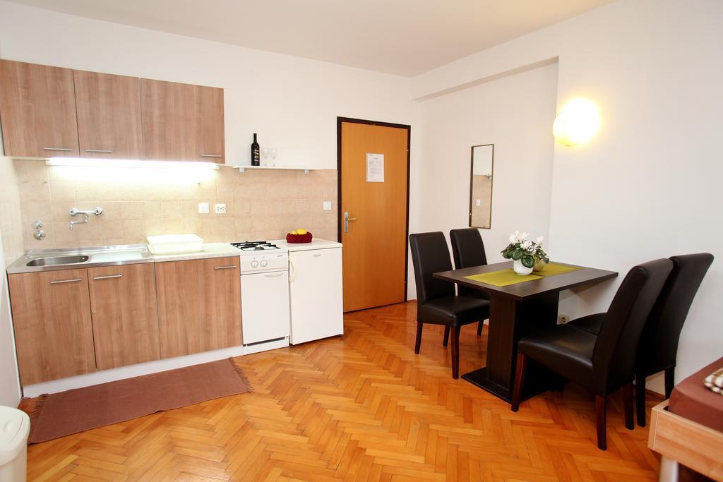 Apartments Victoria Trogir Bagian luar foto
