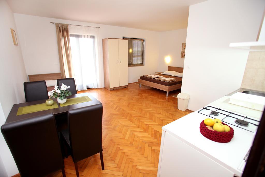Apartments Victoria Trogir Bagian luar foto