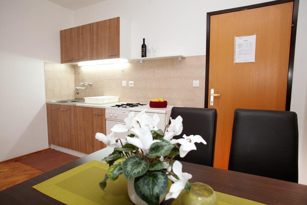 Apartments Victoria Trogir Bagian luar foto